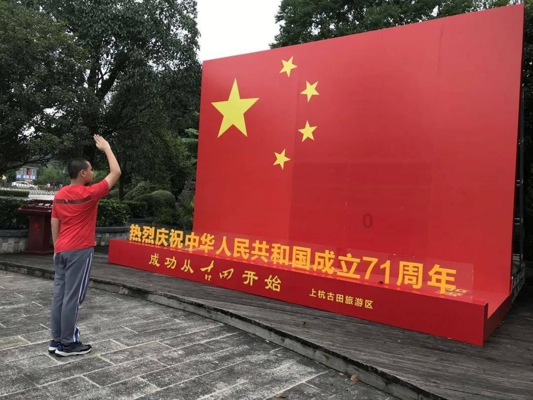 女儿剪校服不给她换新的有没有做错？